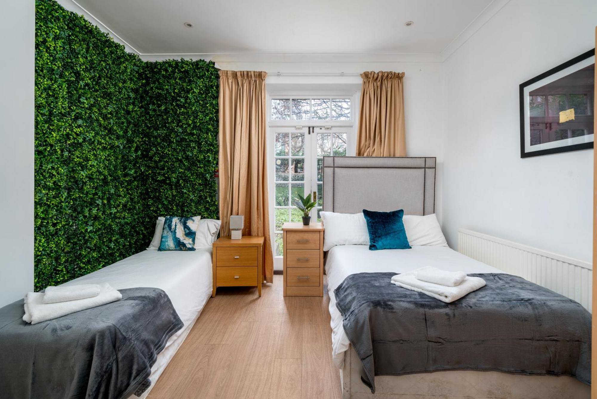 Apartment Space And Comfort, 5 Mins Walk To Tube Station, Shops Easy Access To Excel, O2 Arena And Airport, Free Parking