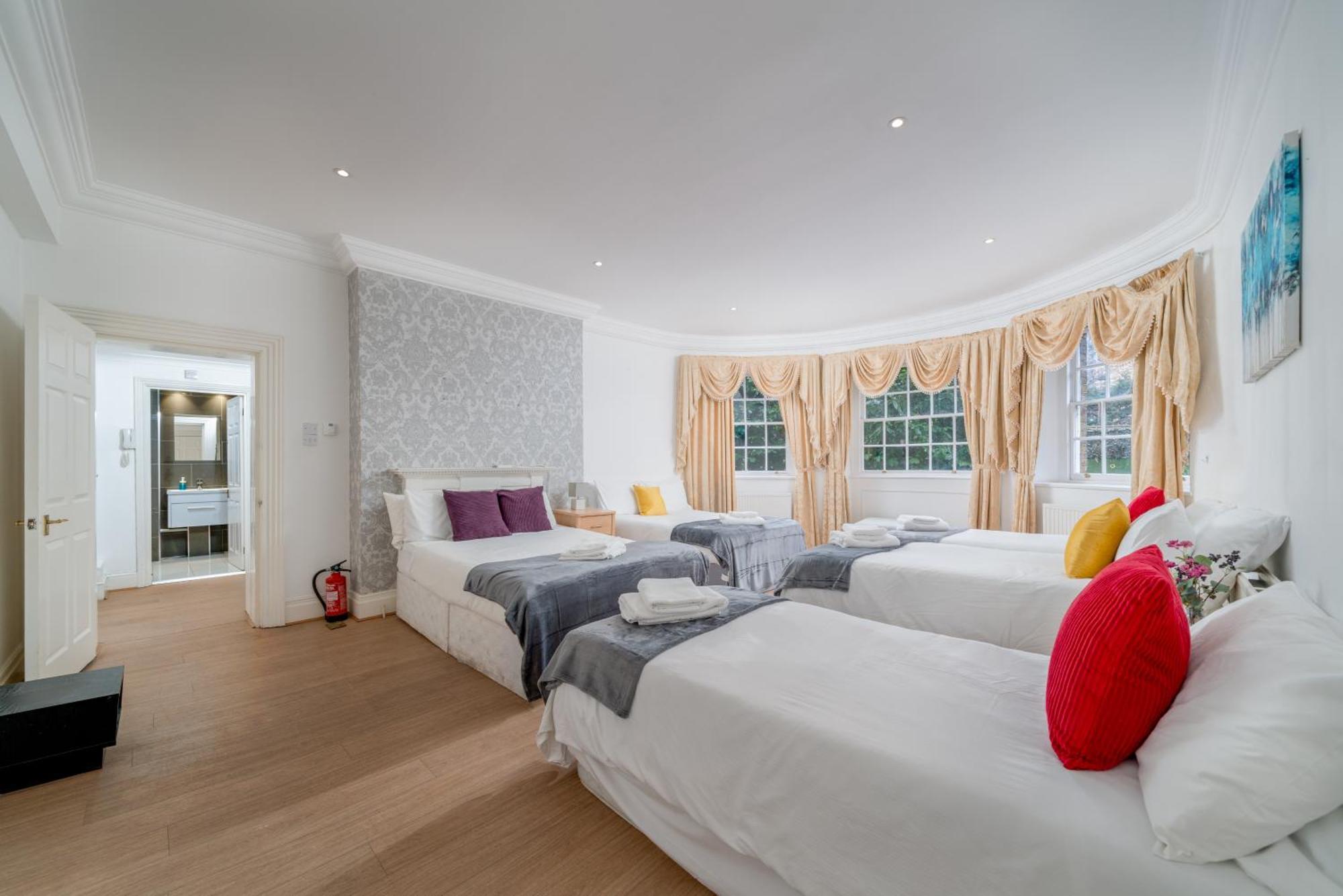 Space And Comfort, 5 Mins Walk To Tube Station, Shops Easy Access To Excel, O2 Arena And Airport, Free Parking Apartment *
