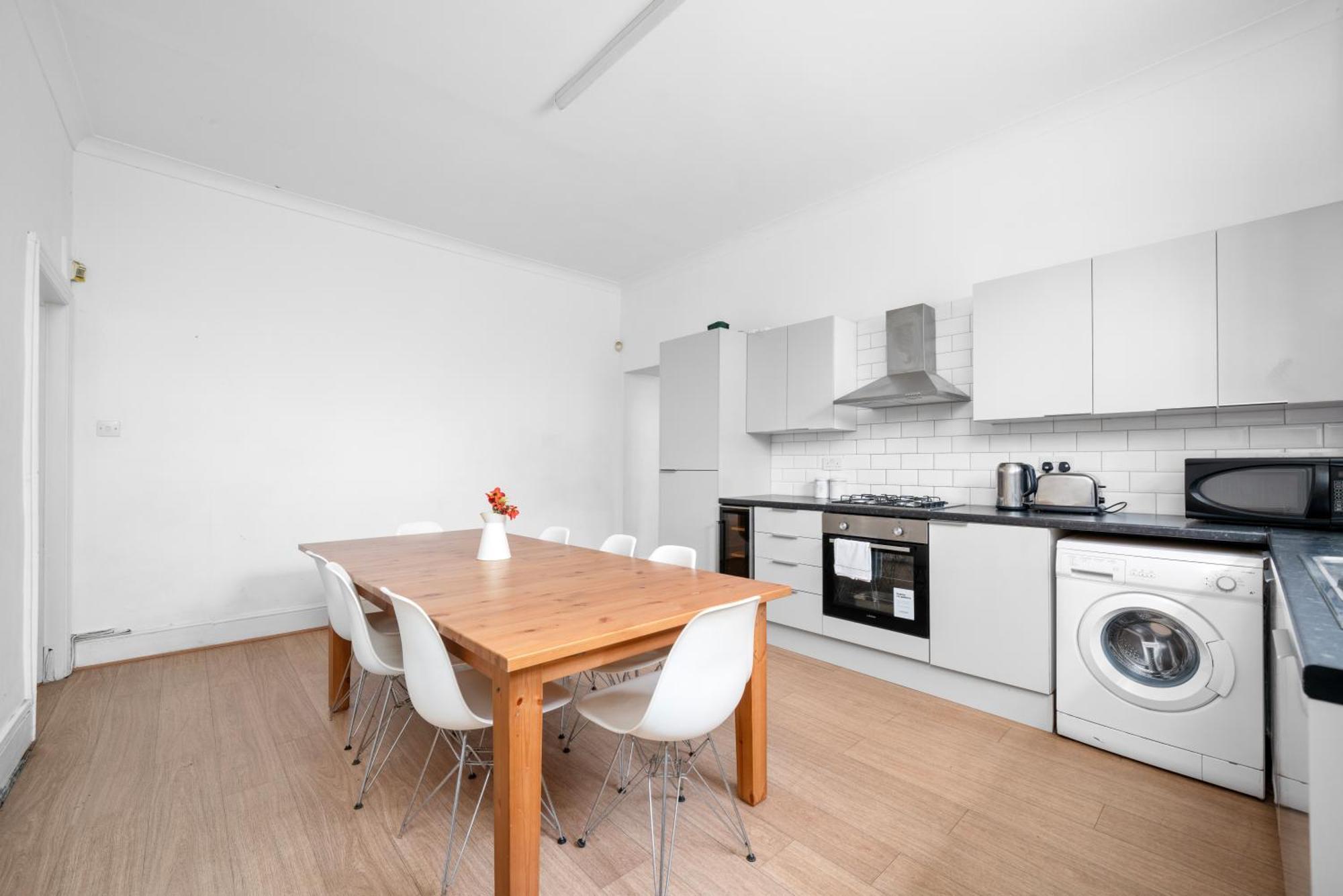 Apartment Space And Comfort, 5 Mins Walk To Tube Station, Shops Easy Access To Excel, O2 Arena And Airport, Free Parking *