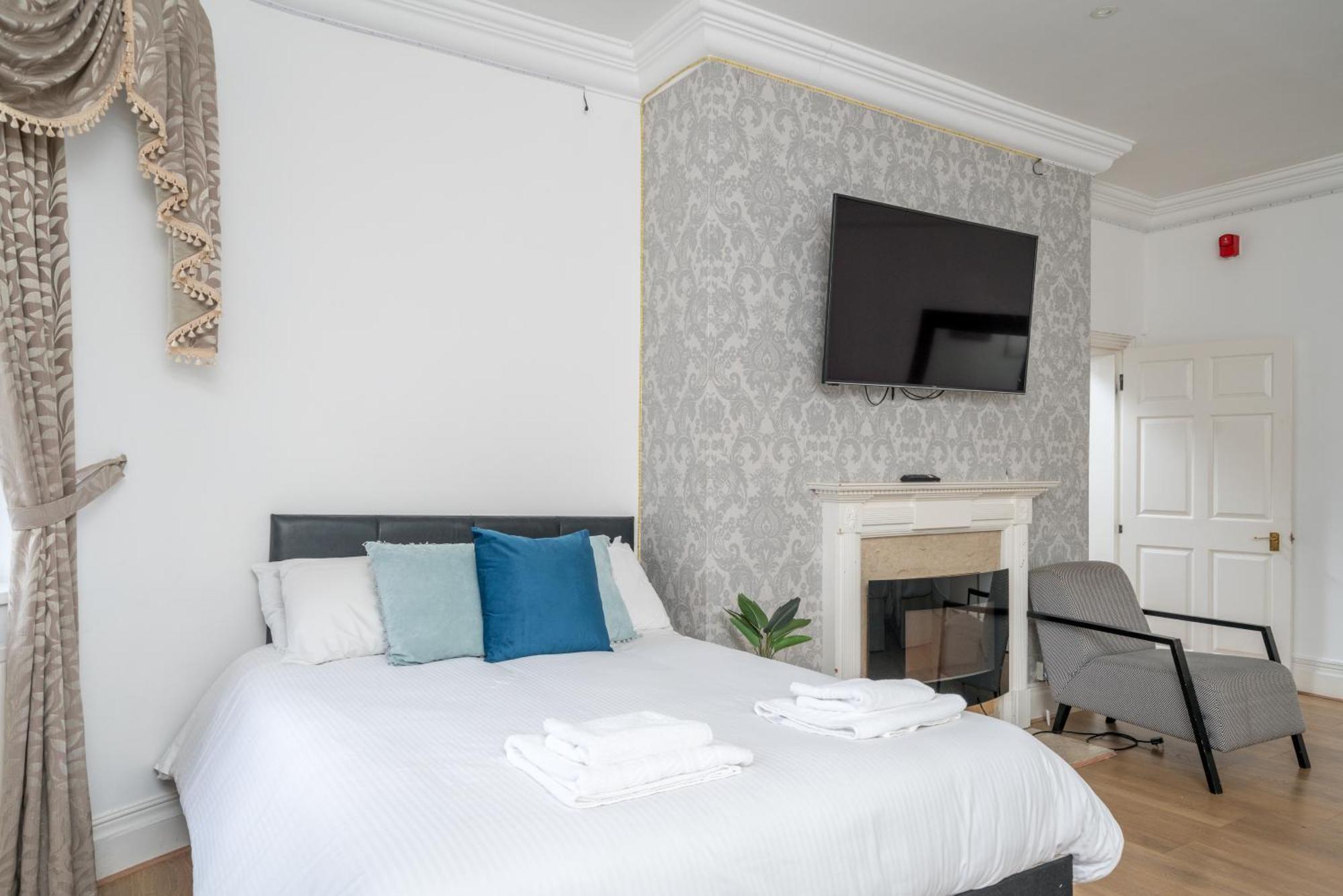 Apartment Space And Comfort, 5 Mins Walk To Tube Station, Shops Easy Access To Excel, O2 Arena And Airport, Free Parking *