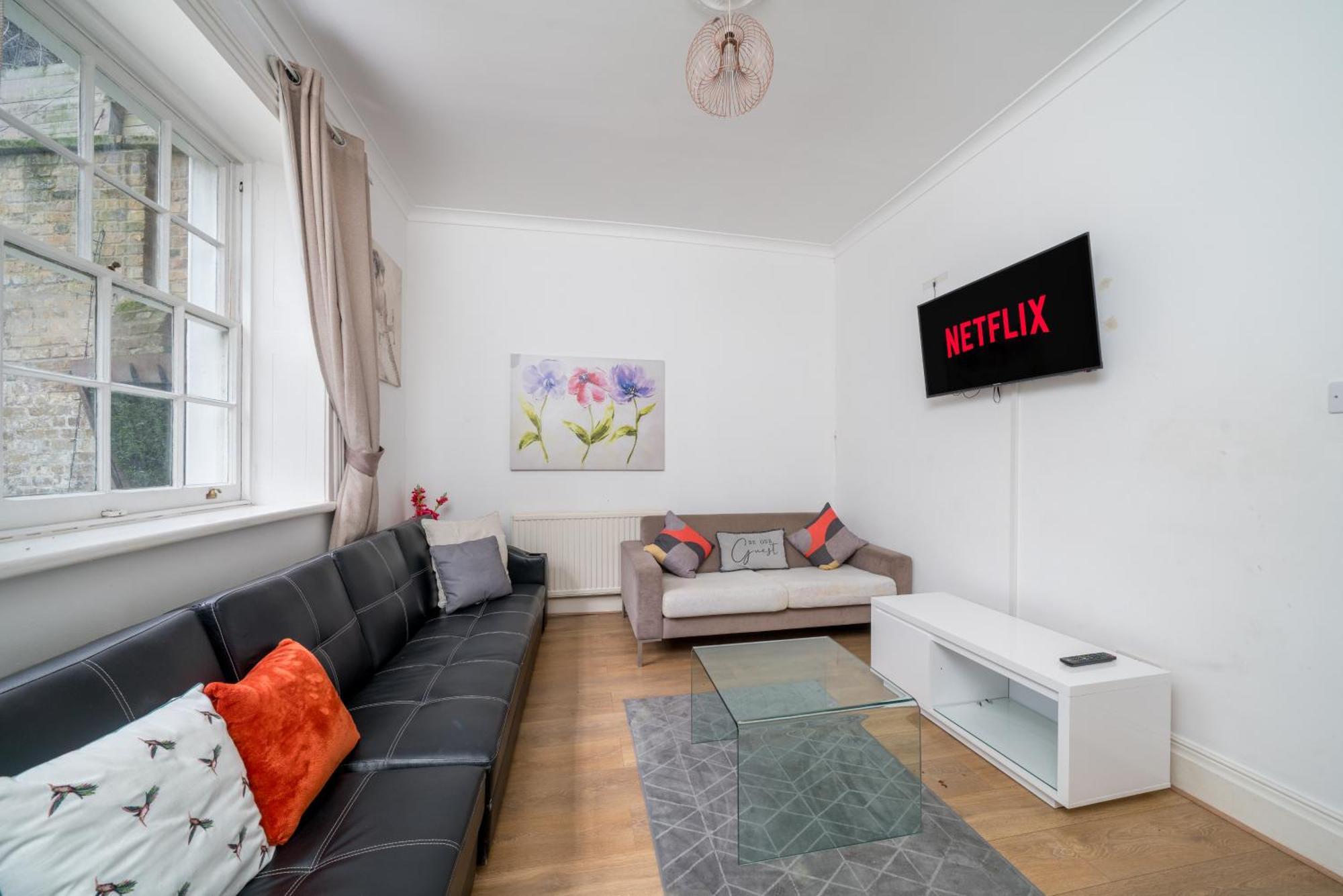 Space And Comfort, 5 Mins Walk To Tube Station, Shops Easy Access To Excel, O2 Arena And Airport, Free Parking Apartment