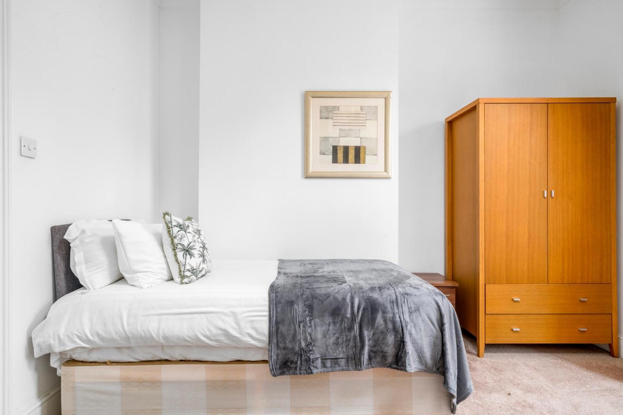 Space And Comfort, 5 Mins Walk To Tube Station, Shops Easy Access To Excel, O2 Arena And Airport, Free Parking London