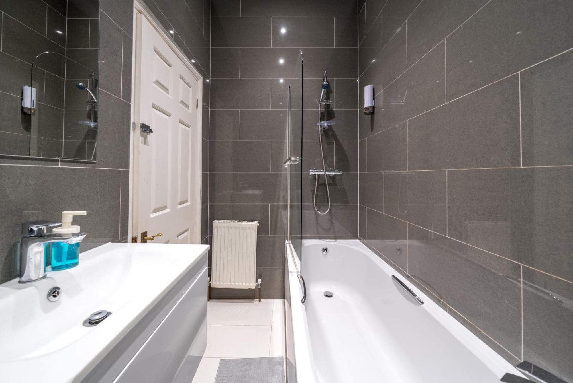 Apartment Space And Comfort, 5 Mins Walk To Tube Station, Shops Easy Access To Excel, O2 Arena And Airport, Free Parking