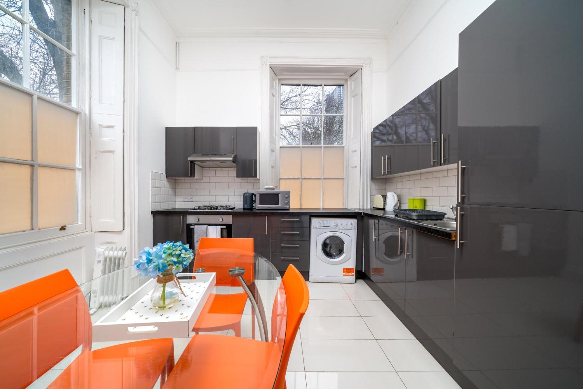 Apartment Space And Comfort, 5 Mins Walk To Tube Station, Shops Easy Access To Excel, O2 Arena And Airport, Free Parking