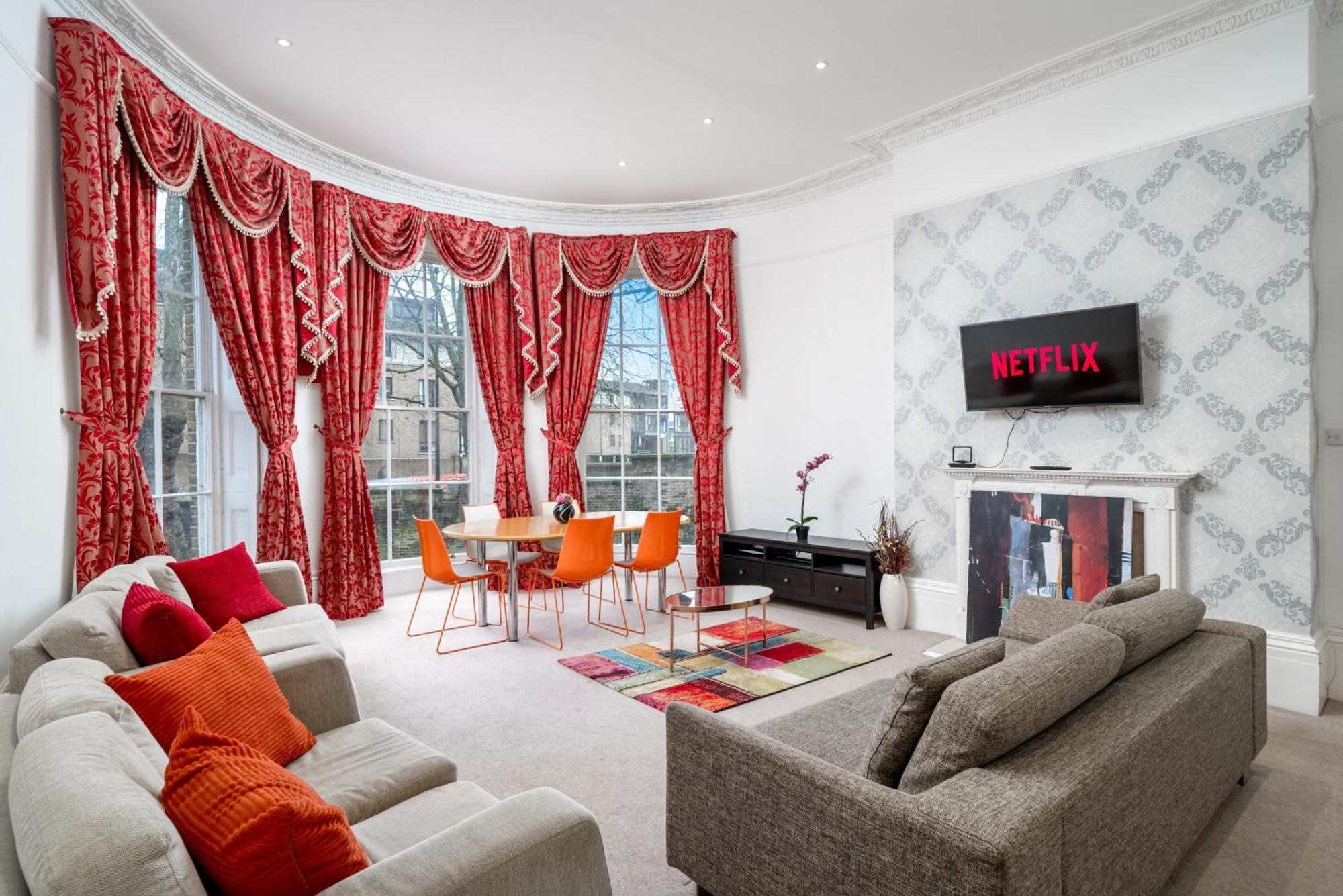 Apartment Space And Comfort, 5 Mins Walk To Tube Station, Shops Easy Access To Excel, O2 Arena And Airport, Free Parking London