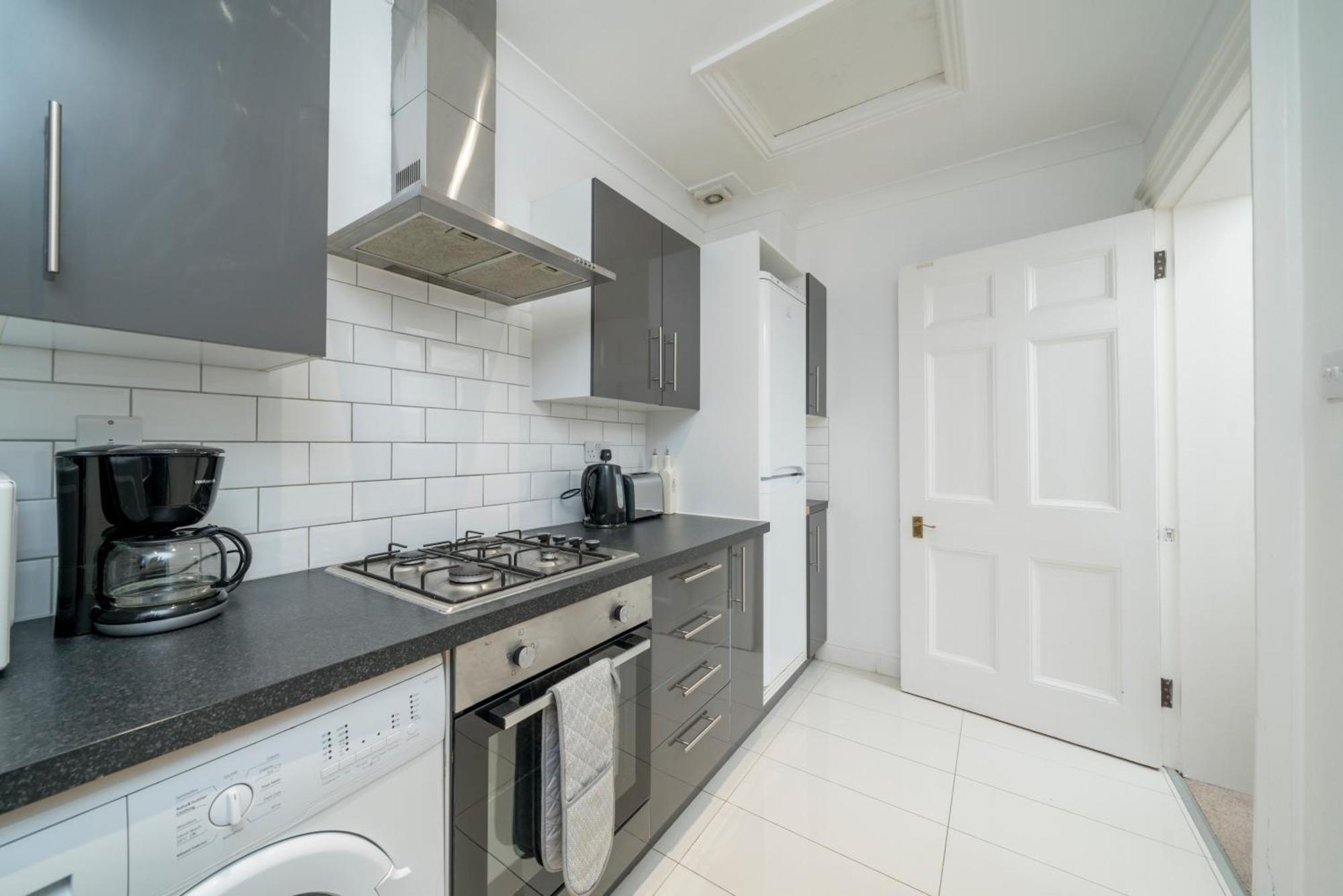 Space And Comfort, 5 Mins Walk To Tube Station, Shops Easy Access To Excel, O2 Arena And Airport, Free Parking Apartment