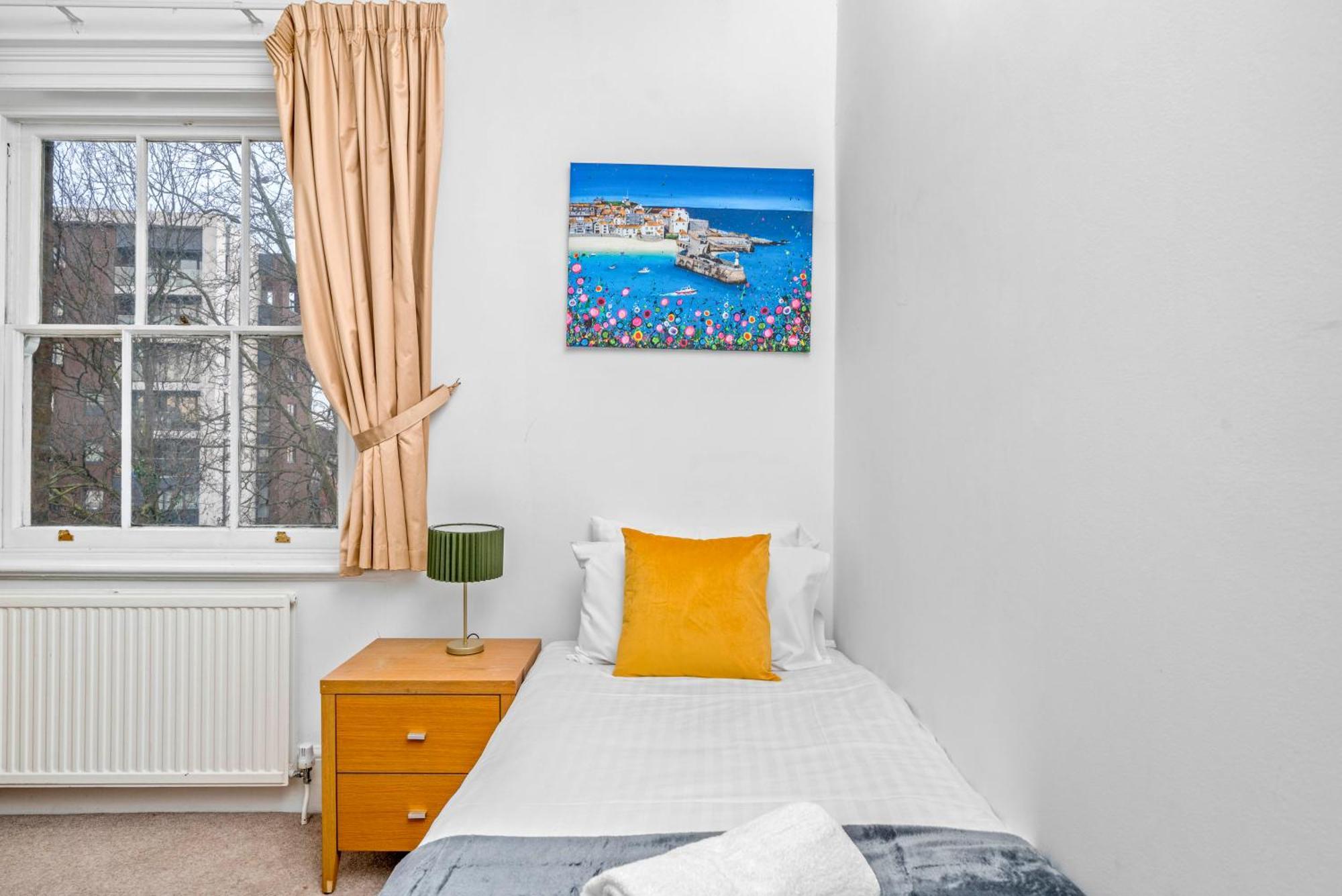 Apartment Space And Comfort, 5 Mins Walk To Tube Station, Shops Easy Access To Excel, O2 Arena And Airport, Free Parking