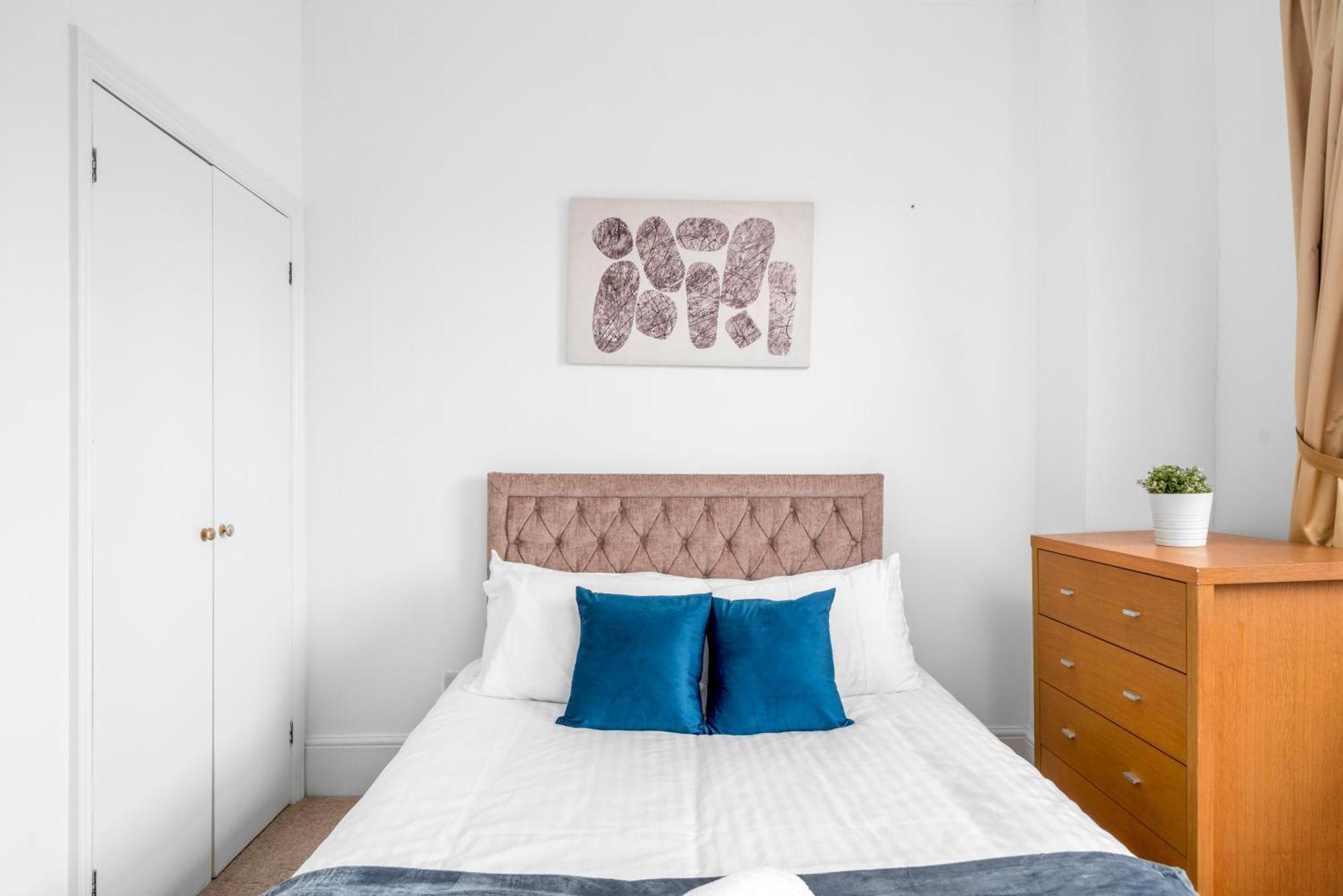 Space And Comfort, 5 Mins Walk To Tube Station, Shops Easy Access To Excel, O2 Arena And Airport, Free Parking Apartment London